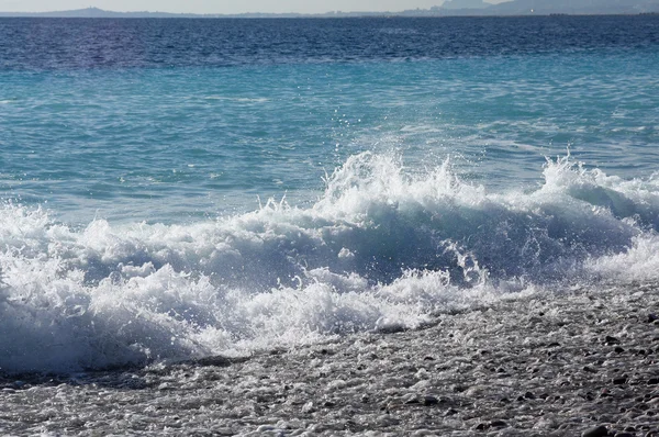 Волны на пляже — стоковое фото