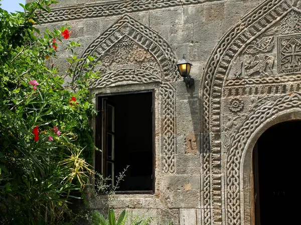 Dom kamienny mur z carvingu — Zdjęcie stockowe