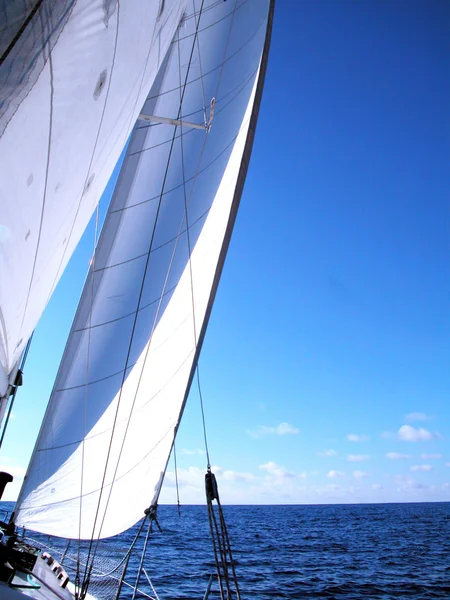 Navegando con viento ligero — Foto de Stock