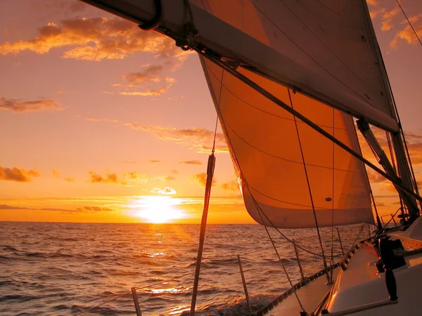 Navegando ao pôr do sol Fotografias De Stock Royalty-Free
