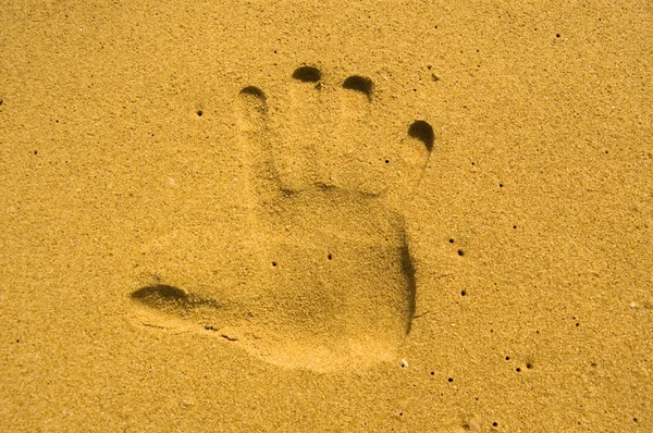 Otisk ruky v písku — Stock fotografie