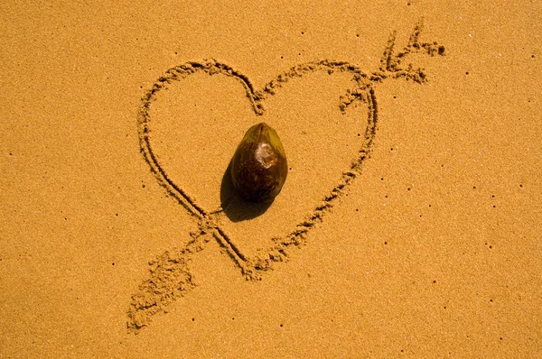 Coeur et flèche dans le sable — Photo