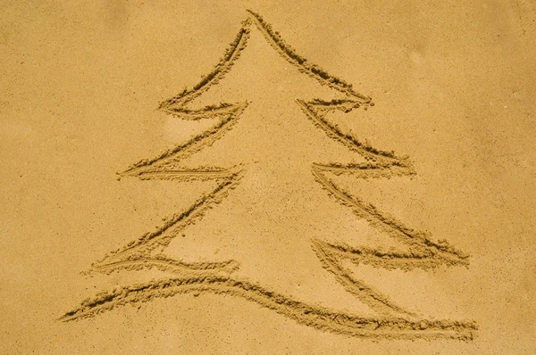 Weihnachtsbaum im Sand — Stockfoto