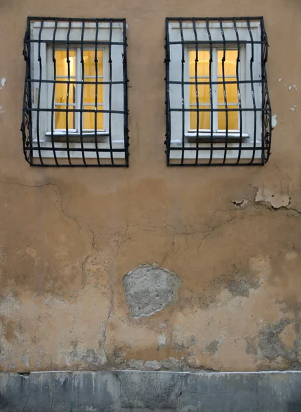 Oude rustik windows met bars — Stockfoto