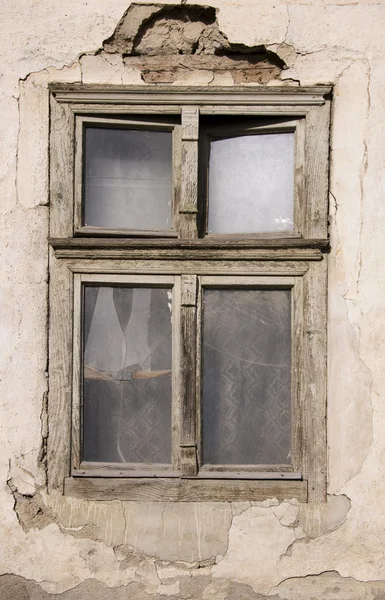 Stary zniszczony okno — Zdjęcie stockowe