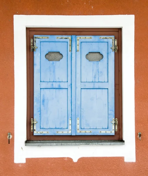Färgglada fönster i ett hus — Stockfoto
