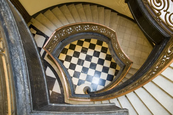 Bardzo stary przypadku schody spiralne — Zdjęcie stockowe