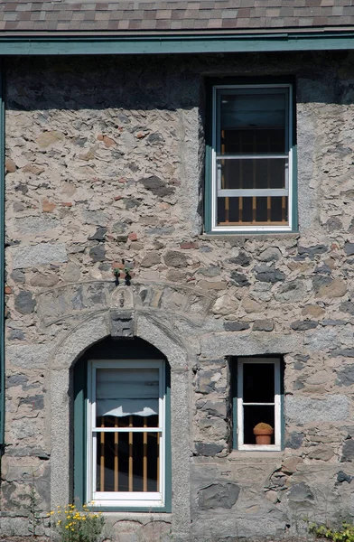 Каменная стена и окна — стоковое фото