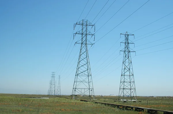 Torres de transmissão de energia — Fotografia de Stock