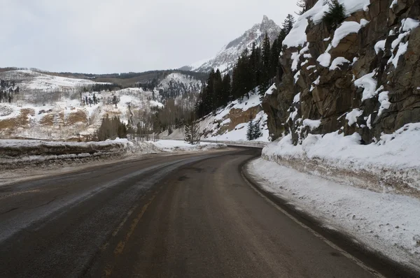 Дорога через снег — стоковое фото
