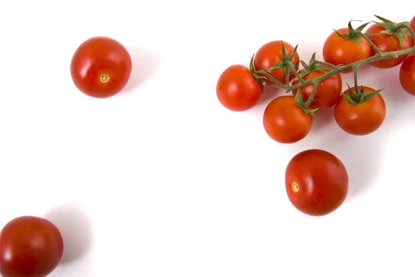 Tomates cereza aislados en blanco — Foto de Stock