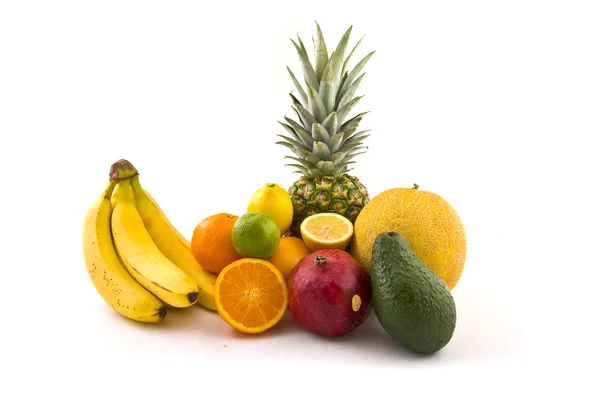 Beyaz üzerine ayrılmış meyveler