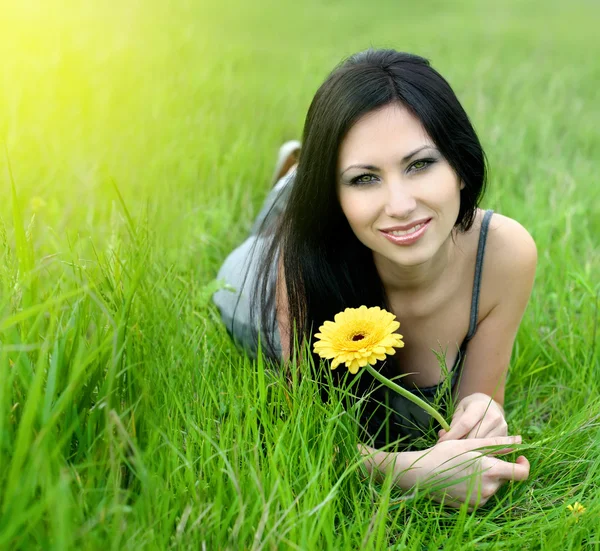 Mulher bonita na grama verde — Fotografia de Stock