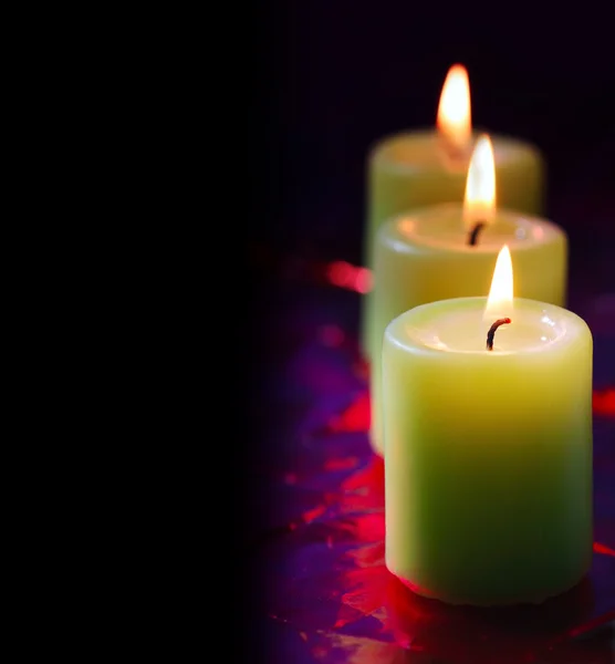 Kerze auf dunklem Hintergrund — Stockfoto