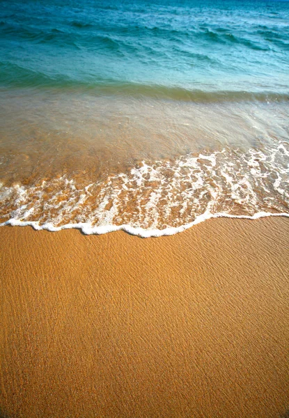 Μπλε κύμα και άμμο — Φωτογραφία Αρχείου