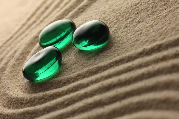 모래에 녹색 돌 — 스톡 사진