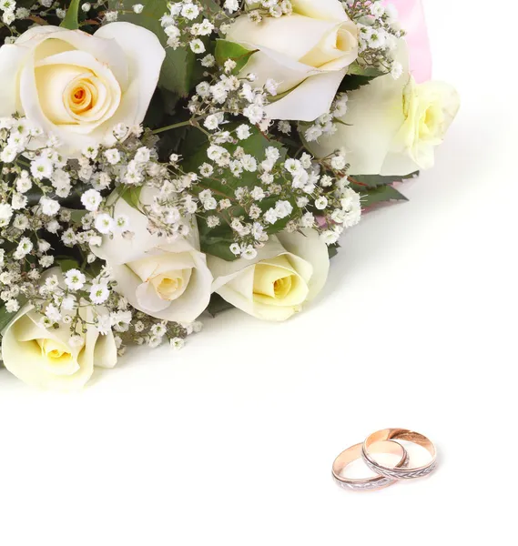 Anéis de casamento e buquê de rosas — Fotografia de Stock