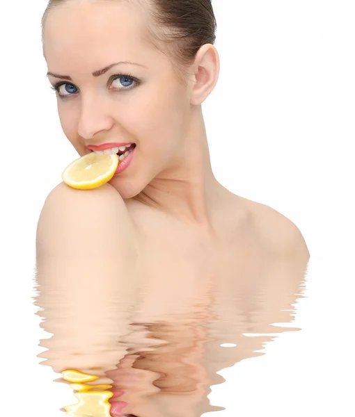 Szép nő, citrom — Stock Fotó