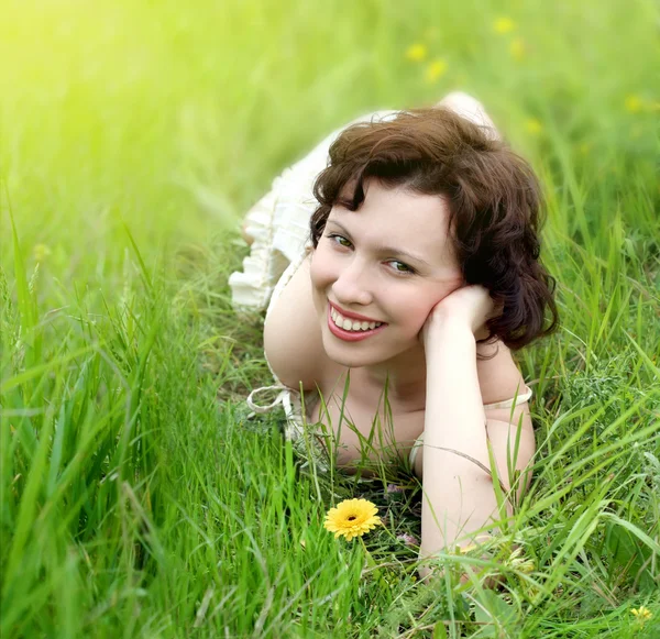 Όμορφη γυναίκα στο πράσινο γρασίδι — Φωτογραφία Αρχείου