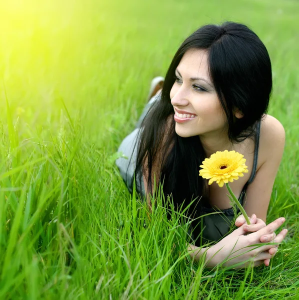Gyönyörű nő zöld fűben. — Stock Fotó