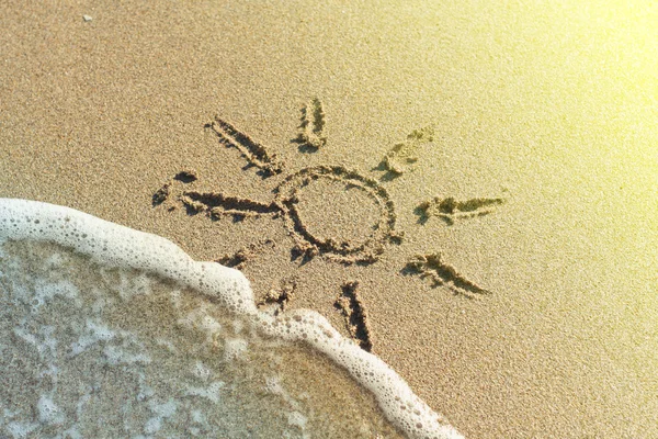Dibujo del sol en una playa — Foto de Stock