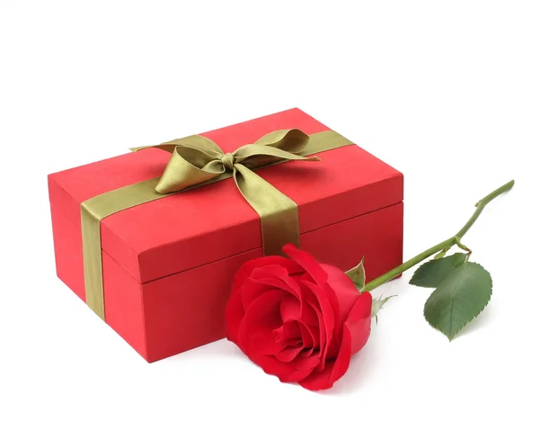 Caja de regalo y rosa —  Fotos de Stock