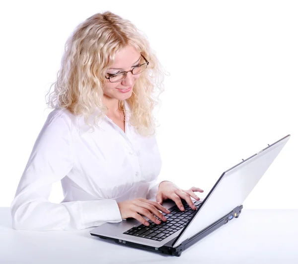 年轻的金发女人用的笔记本电脑 — 图库照片