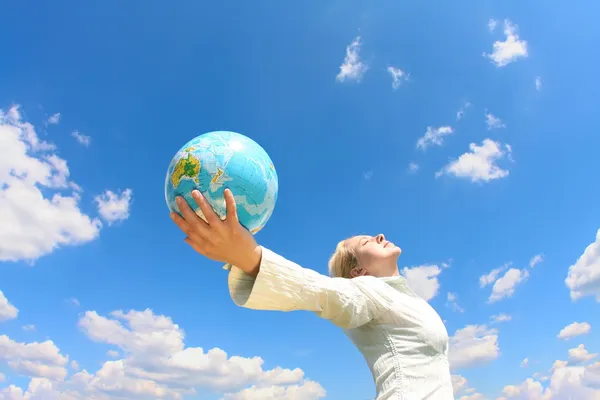 Donna in possesso di un globo under.blue cielo — Foto Stock