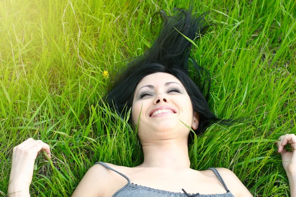 Hermosa mujer en hierba verde — Foto de Stock