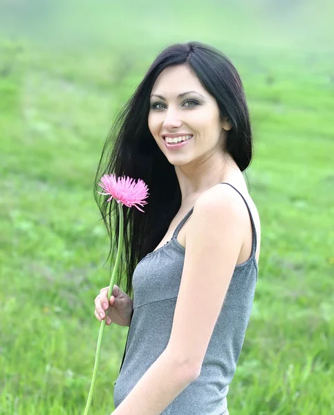 Красива жінка з квіткою — стокове фото