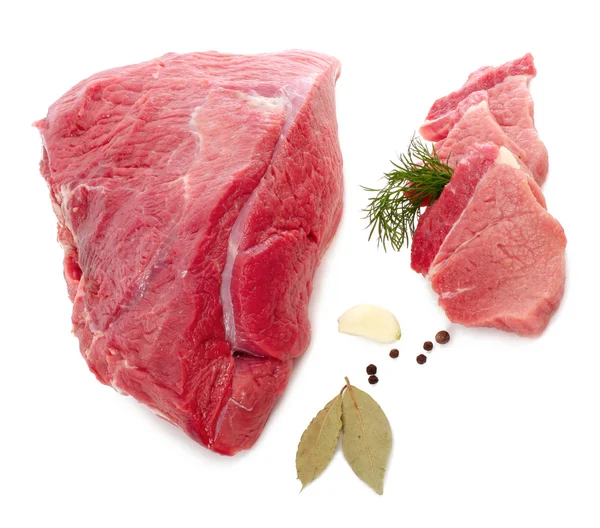 Färskt nötkött på vit bakgrund — Stockfoto