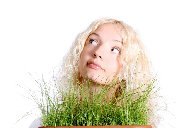 Mooie vrouw en groen gras — Stockfoto