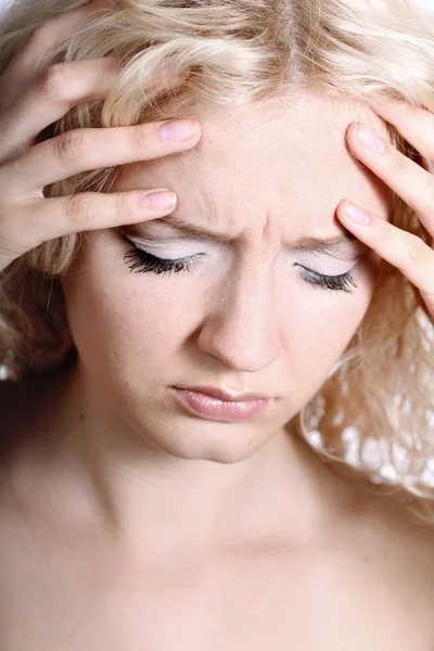 ハンを保持している片頭痛を持つ女性 — ストック写真