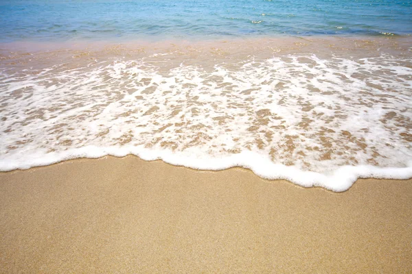 Волна и песок — стоковое фото