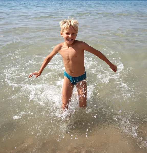 Хлопчик у воді — стокове фото