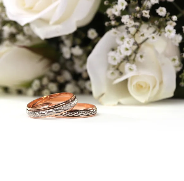 Свадебные кольца и букет роз — стоковое фото