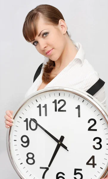 Mulher bonita com grande relógio — Fotografia de Stock