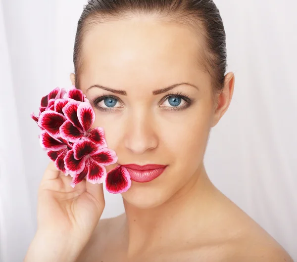 Mooie vrouw met bloem — Stockfoto