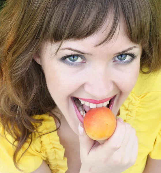 Красива жінка з абрикосом — стокове фото