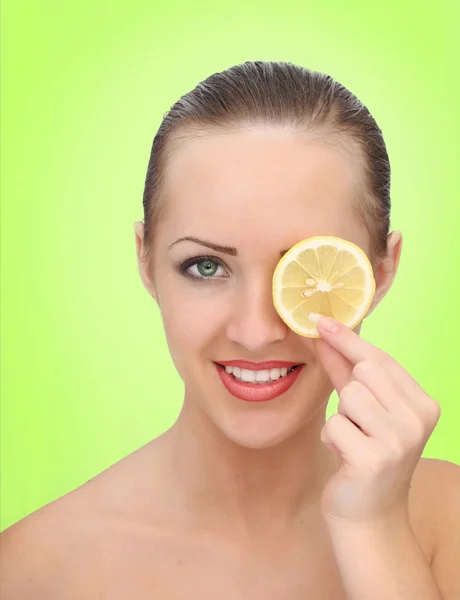 Hermosa mujer con limón — Foto de Stock