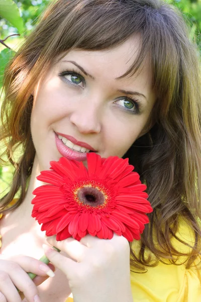 빨간 꽃을 가진 아름 다운 여자 — 스톡 사진