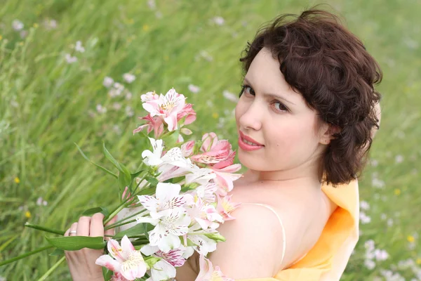 Vrouw met bloem — Stockfoto