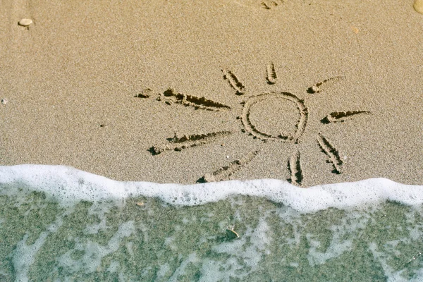 太陽、ビーチ上に描画 — ストック写真