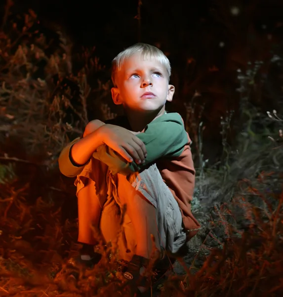 Хлопчик у темряві — стокове фото