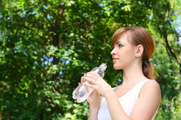 Красива жінка пляшка води — стокове фото