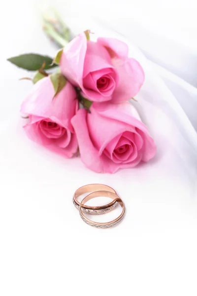 Anéis de casamento e rosas rosa — Fotografia de Stock