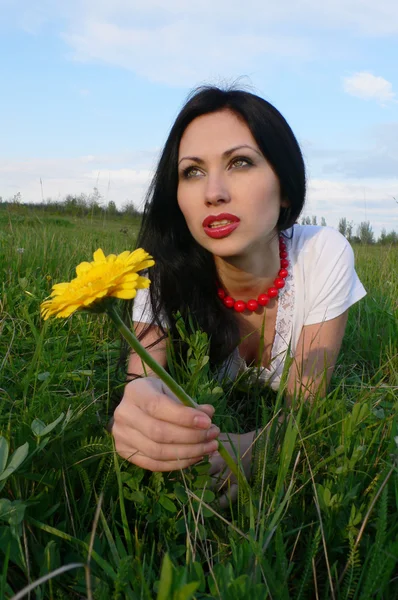 Красива жінка в зеленій траві — стокове фото