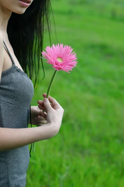 Женская рука с цветами — стоковое фото
