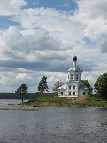 Chiesa bianca sull'isola — Foto Stock