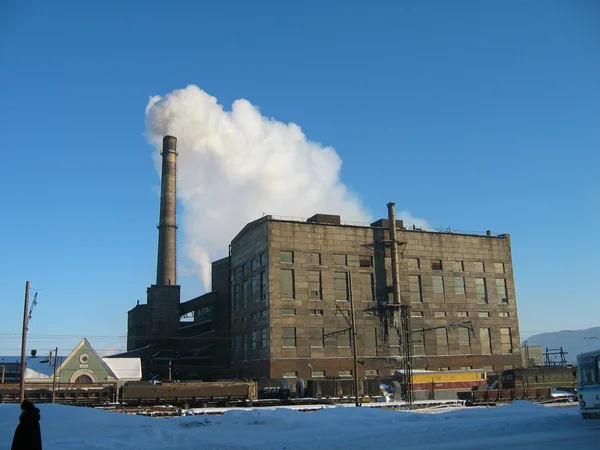 Umweltverschmutzende Fabrik und blauer Himmel — Stockfoto